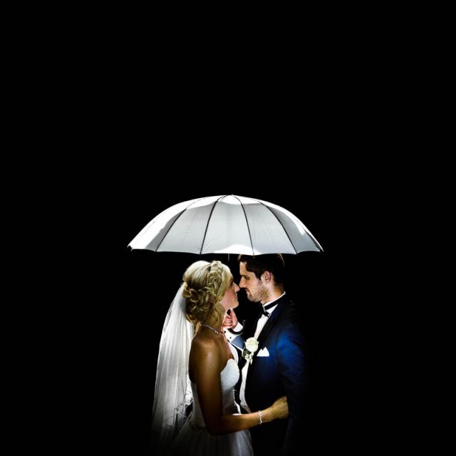 Brautpaar im Regen Hochzeitsfotograf