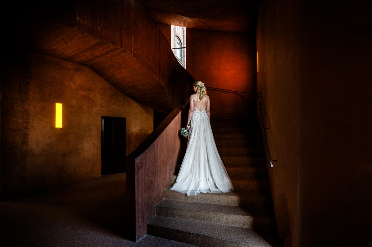 Hochzeitsfotograf NRW Braut auf Treppe