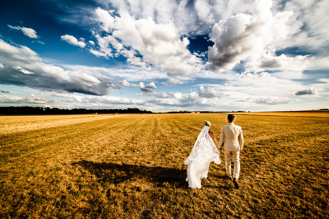 Hochzeitsfotograf Dülmen Hochzeitsfotograf Dülmen. Brautpaar auf Feld.