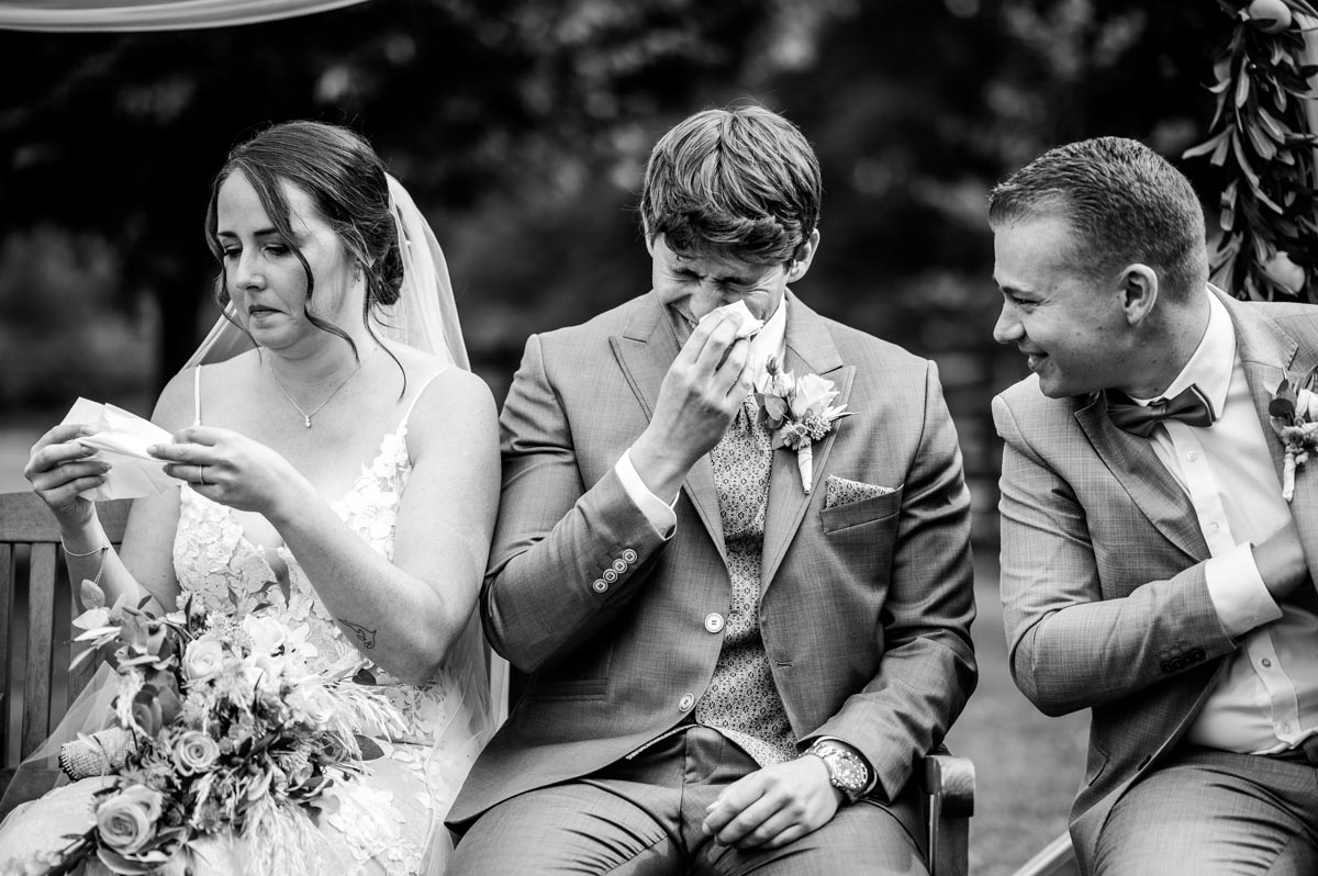 Hochzeitsfotograf Dülmen Hochzeitsfotograf Dülmen. Brautpaar weint während der Trauung.