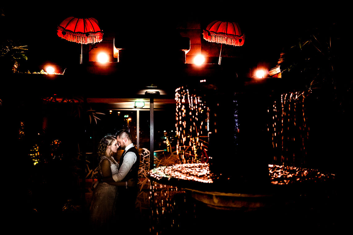 Hochzeit Ryokan Zoom Hochzeit Ryokan Zoom. Brautpaar im dunkel vor dem Brunnen