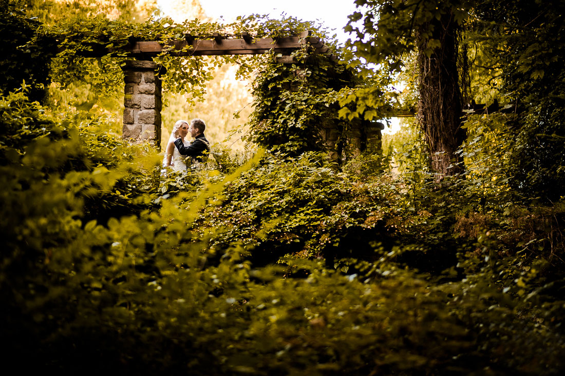 Hochzeit Schloss Berge Hochzeit Schloss Berge. Brautpaar im Grünen