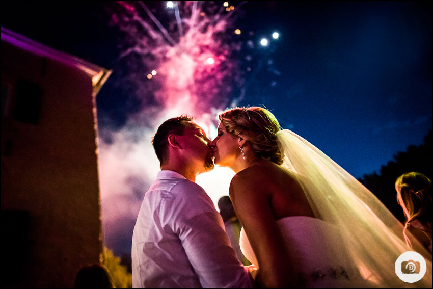 Hochzeit Schloss Horst Hochzeit Schloss Horst. Brautpaar küsst sich vor dem Feuerwerk