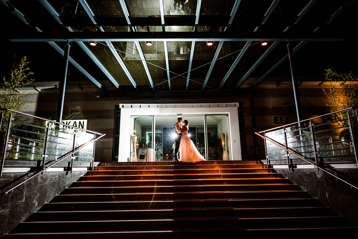 Hochzeitsfotograf Gelsenkirchen Hochzeitsfotograf Gelsenkirchen. Brautpaar auf Treppe vor Ryokan Zoom