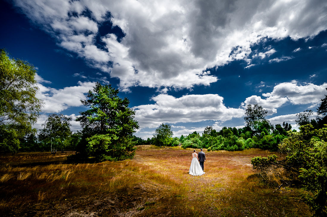 Hochzeitsfotograf Haltern am See Hochzeitsfotograf Haltern am See. Wolken, Brautpaar und Heide.