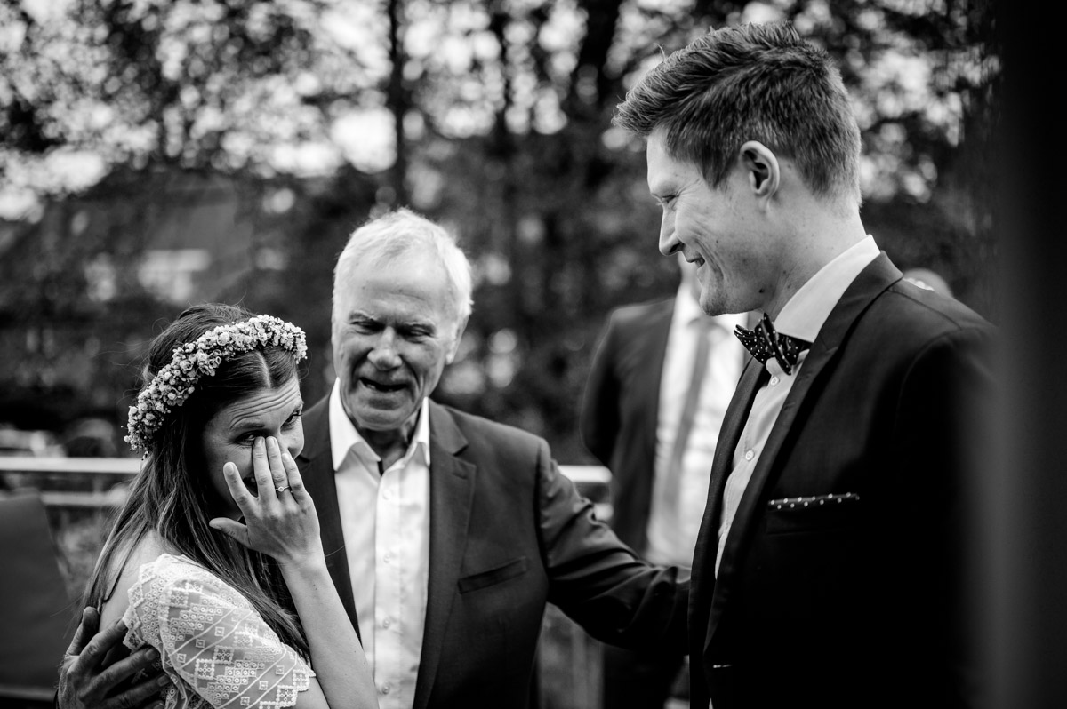 Braut weint vor der Trauung. Heiraten Standesamt Münster