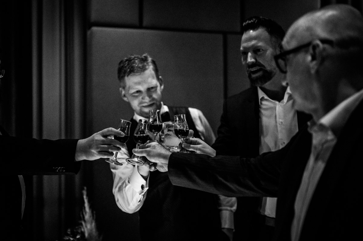 Bräutigam stößt mit Freunden an. Hochzeitsreportage Atlantic Hotel Münster